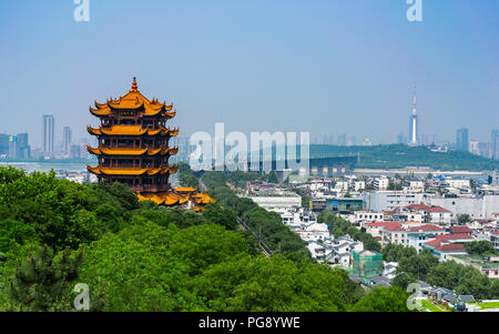 Yellow Crane Tower und Wuhan Yangtze Große Brücke Blick in Wuhan Hubei China Stockfoto