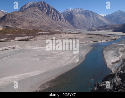 Sanddünen im Erdgeschoss des Nubra Valley, Ladakh, zwischen dem Himalaja und Karakorum reicht Stockfoto