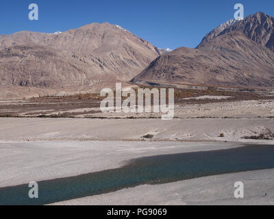 Sanddünen im Erdgeschoss des Nubra Valley, Ladakh, zwischen dem Himalaja und Karakorum reicht Stockfoto