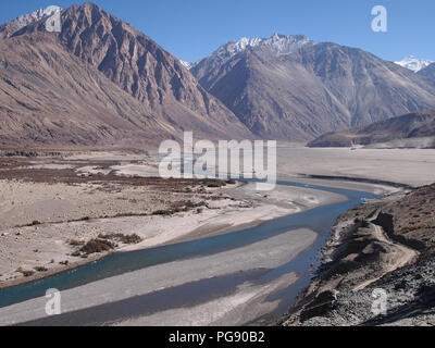 Sanddünen im Erdgeschoss des Nubra Valley, Ladakh, zwischen dem Himalaja und Karakorum reicht Stockfoto