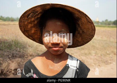 Portrait einer jungen burmesischen Mädchen mit einem konischen hat in einem Feld in der Nähe von Mandalay Myanmar Stockfoto