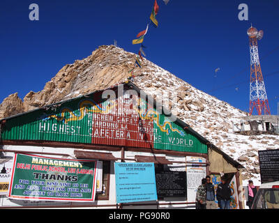 Khardung La Pass, einer der weltweit höchsten, in Ladakh, Indien Stockfoto