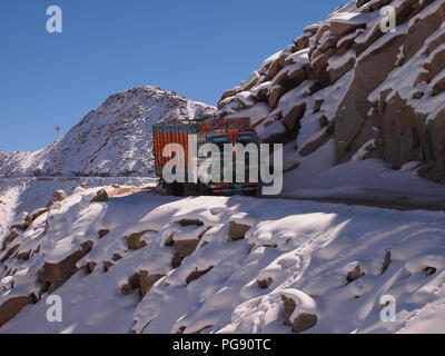 Khardung La Pass, einer der weltweit höchsten, in Ladakh, Indien Stockfoto