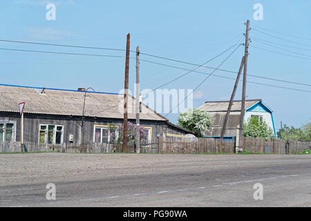 Altes holz Haus gegen den klaren blauen Himmel in einem kleinen Dorf in Russland Stockfoto