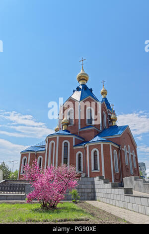 Kathedrale der Muttergottes von Kasan an einem sonnigen Tag, Komsomolsk am Amur, Russland Stockfoto