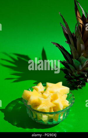 Ananas abgeschnittenen auf die Sterne in der Schüssel Stockfoto