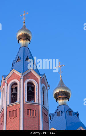 Blauen Dächer der russisch-orthodoxen Kirche gegen den klaren blauen Himmel. Kathedrale der Muttergottes von Kasan in Komsomolsk am Amur in Russland Stockfoto