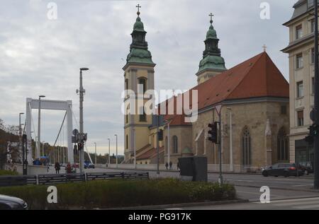 Elisabeth Brücke neben der ältesten Kirche in Budapest/das älteste Gebäude in Pest; Innere Stadt Pfarrkirche, erbaut und in vielen Phasen wiederhergestellt Stockfoto