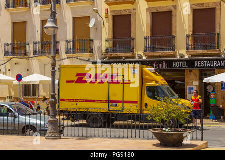 DHL van liefert in ein Hotel in Albox, einer kleinen ländlichen Stadt in Andalucia Spanien Stockfoto