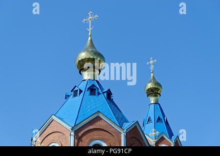 Blauen Dächer der russisch-orthodoxen Kirche gegen den klaren blauen Himmel. Kathedrale der Muttergottes von Kasan in Komsomolsk am Amur in Russland Stockfoto