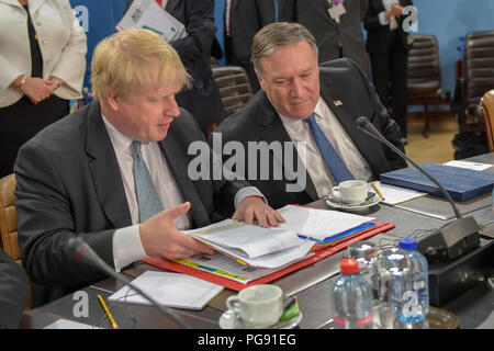 Us-Staatssekretär Mike Pompeo spricht mit der britische Außenminister Boris Johnson bei einem Treffen der NATO-Außenminister in Brüssel, Belgien, am 27. April 2018. Stockfoto