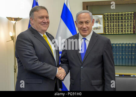 Us-Staatssekretär Mike Pompeo trifft sich mit Benjamin Netanjahu, den Premierminister von Israel, in Tel Aviv, am 29. April 2018. Stockfoto