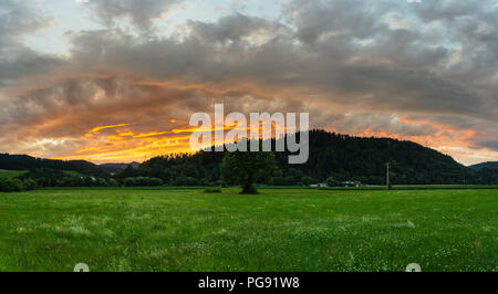 Deutschland, XXL Rot sonnenuntergang himmel Schwarzwald Panorama Stockfoto