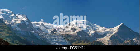 Panorama Blick auf den Mont Blanc und die nahegelegenen Gipfel der Alpen im Sommer. Stockfoto