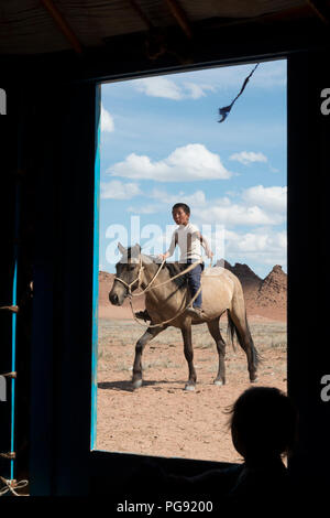 Junge arrivés an seiner Familie' s ger auf dem Pferd. Mongolei Stockfoto