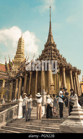 Bangkok, Thailand - 26. Januar 2018: Touristen, die in der Phra Mondop in Wat Phra Kaew (Wat Phra Sri Rattana Satsadaram) in Bangkok, Thailand. Stockfoto