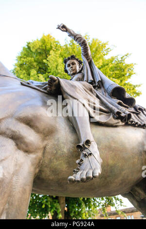 Die feine Dame auf einem weißen Pferd - eine Statue in der Nähe von Banbury Cross im Zentrum von Banbury, Oxfordshire, UK Stockfoto