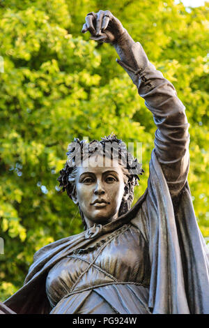 Die feine Dame auf einem weißen Pferd - eine Statue in der Nähe von Banbury Cross im Zentrum von Banbury, Oxfordshire, UK Stockfoto