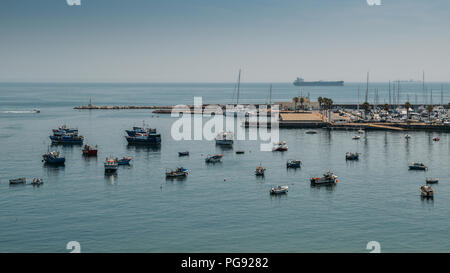 Hohe perspektivische Ansicht der Fischerboote im Hafen Fisch von Cascais, Portugal Stockfoto