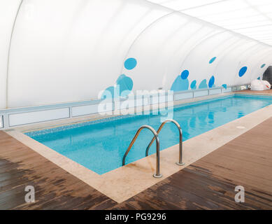 Weitwinkelaufnahme der Pool mit einem Dach. Stockfoto