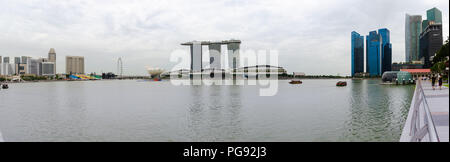 Singapur - 17 Jun 2014: die Marina Bay und Central Business District erscheinen als Skyline in diesem Panorama blick über den zentralen Singapur. Stockfoto