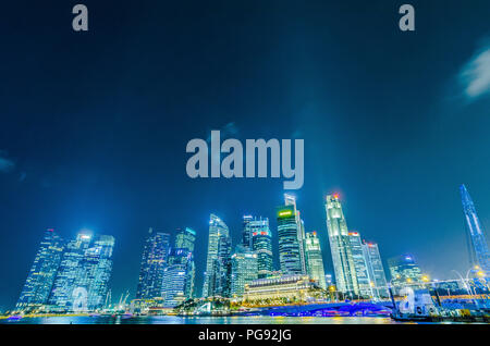 Singapur - 17 Jun 2014: Weitwinkelaufnahme des Geschäftsviertels in der Nacht, in Singapur. Stockfoto