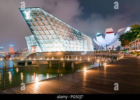 Singapur - 27 Okt 2015: Die Louis Vuitton Insel Singapur Maison ist die Marina Sands Promenade. Die künstliche Insel ist eine Ode an die Moderne Stockfoto