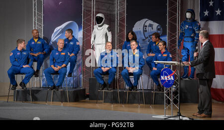 NASA-Administrator Jim Bridenstine, ganz rechts, spricht mit Astronauten zugeordnet Crew die erste Flugversuche und Missionen der Boeing CST-100 Starliner und SpaceX Crew Dragon, Freitag, 12.08.3, 2018 im Johnson Space Center der NASA in Houston, Texas. Astronauten Bob Behnken, Links, Victor Glover, Doug Hurley, und Mike Hopkins fliegen SpaceX Crew Dragon Flüge und Astronauten Eric Boe, Suni Williams, Chris Ferguson, Josh Cassada, und Nicole Aunapu Mann, rechts, fliegt auf Boeing CST-100 Starliner. Stockfoto