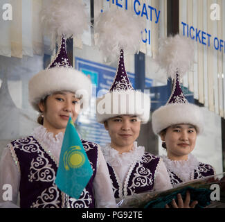 Mädchen in den zeremoniellen Kazak Kleid warten die Rückkehr der Expedition 54 Crew Mitglieder Joe Acaba und Mark Vande Hei der NASA und Kosmonauten Alexander Misurkin zu einem Zhezkazgan Flughafen Begrüßungszeremonie in Kasachstan am Mittwoch, Februar 28, 2018 begrüßen zu dürfen. 2018 (27. Februar Eastern Time.) Acaba, Vande Hei, und Misurkin sind Rückkehr nach 168 Tagen im Weltraum, wo sie dienten als Mitglieder der Expedition 53 und 54 Crews der Internationalen Raumstation an Bord. Stockfoto