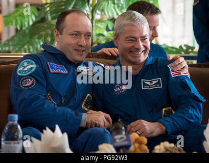 Expedition 54 Crew Mitglieder Alexander Misurkinat von Roskosmos, Links, und der NASA-Astronaut Mark Vande Hei sind während der Begrüßungszeremonie auf dem Flughafen Zhezkazgan am Mittwoch, Februar 28, 2018 gesehen. 2018 (27. Februar Eastern Time.) Vande Hei, und Misurkin mit NASA-Astronaut Joe Acaba nach 168 Tagen im Weltraum, wo sie dienten als Mitglieder der Expedition 53 und 54 Crews der Internationalen Raumstation an Bord zurück. Stockfoto