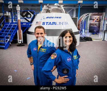 Von links NASA-Astronauten Josh Cassada und Suni Williams vor der Boeing Mockup Trainer im Johnson Space Center der NASA in Houston, Texas am Aug 2, 2018 vor der kommerziellen crew Flug Zuweisungen Ankündigung 3. Das Paar wurde vergeben an Bord der Boeing CST-100 Starliner am ersten operativen des Unternehmens Mission zur Internationalen Raumstation in Partnerschaft mit der NASA Commercial Crew Programm zu starten. Stockfoto