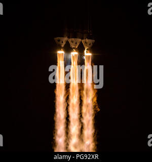 Die United Launch Alliance Delta IV Heavy Rakete startet die NASA-Sonde Parker Solar die Sonne, Sonntag, 12.08.2018 von Launch Complex 37 auf Cape Canaveral Air Force Station in Florida zu berühren. Parker Solar Sonde ist die Menschheit erste Mission in einen Teil der Atmosphäre die Korona der Sonne. Hier wird sie direkt erforschen Solar Prozesse, die Schlüssel für das Verständnis und die Vorhersage des Weltraumwetters Ereignisse, die das Leben auf der Erde auswirken können, werden. Stockfoto