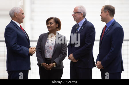 Vice President Mike Pence, Links, spricht mit dem stellvertretenden Direktor des NASA Johnson Space Center Vanessa Wyche, zweiter von links, Direktor des NASA Johnson Space Center Markus Geyer, zweiter von rechts, und NASA-Administrator Jim Bridenstine, rechts, während einer Tour durch die Neutral Buoyancy Laboratory am Johnson Space Center der NASA, Donnerstag, 12.08.23, 2018 in Houston, Texas. Stockfoto