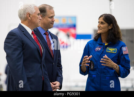 NASA-Astronaut Suni Williams spricht mit Vice President Mike Pence und NASA-Administrator Jim Bridenstine während einer Tour von der Neutral Buoyancy Laboratory am Johnson Space Center der NASA, Donnerstag, 12.08.23, 2018 in Houston, Texas. Stockfoto