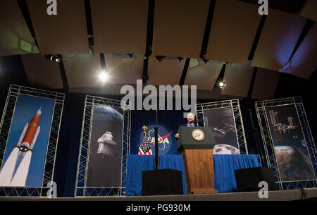 NASA-Administrator Jim Bridenstine liefert Erläuterungen vor der Einführung Vice President Mike Pence in den Teague Auditorium im Johnson Space Center der NASA, Donnerstag, 12.08.23, 2018 in Houston, Texas. Vice President Pence sprach über die Zukunft der bemannten Raumfahrt und der Agentur plant, den Mond als Vorreiter für zukünftige bemannte Missionen zum Mars zurückzukehren, die besagt, dass "Bald, sehr bald amerikanische Astronauten in den Weltraum auf amerikanischen Raketen von amerikanischem Boden gestartet zurück." Stockfoto