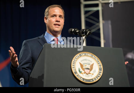 NASA-Administrator Jim Bridenstine liefert Erläuterungen vor der Einführung Vice President Mike Pence in den Teague Auditorium im Johnson Space Center der NASA, Donnerstag, 12.08.23, 2018 in Houston, Texas. Vice President Pence sprach über die Zukunft der bemannten Raumfahrt und der Agentur plant, den Mond als Vorreiter für zukünftige bemannte Missionen zum Mars zurückzukehren, die besagt, dass "Bald, sehr bald amerikanische Astronauten in den Weltraum auf amerikanischen Raketen von amerikanischem Boden gestartet zurück." Stockfoto