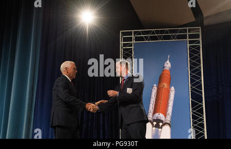 Vice President Mike Pence schüttelt Hände mit NASA-Administrator Jim Bridenstine nach intruduced vor dem Gespräch in der Teague Auditorium im Johnson Space Center der NASA, Donnerstag, 12.08.23, 2018 in Houston, Texas. Vice President Pence sprach über die Zukunft der bemannten Raumfahrt und der Agentur plant, den Mond als Vorreiter für zukünftige bemannte Missionen zum Mars zurückzukehren, die besagt, dass "Bald, sehr bald amerikanische Astronauten in den Weltraum auf amerikanischen Raketen von amerikanischem Boden gestartet zurück." Stockfoto