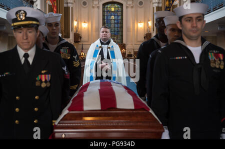 Kaplan McGrath über sieht die Trauerfeier für den ehemaligen Kapitän der NASA-Astronaut Bruce McCandless II, USN (Ret.), Dienstag, Januar 16, 2018 an der United States Naval Academy in Annapolis, Maryland. Stockfoto