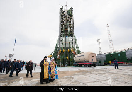 Ein paar der orthodoxe Priester nach dem Segen der Sojus im Weltraumbahnhof Baikonur Startrampe, Dienstag, 20. März 2018 in Baikonur, Kasachstan gesehen. Expedition 55 Sojus Commander Oleg Artemyev von Roskosmos, Ricky Arnold und Drew Feustel der NASA sind geplant, um die Internationale Raumstation an Bord der Sojus MS-08 Raumfahrzeugs auf Mittwoch, März, 21 zu starten. Stockfoto