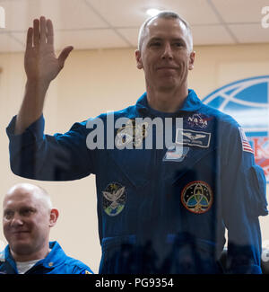 Expedition 55 Bordingenieur Drew Feustel in Quarantäne gesehen, hinter Glas, während einer Pressekonferenz, Dienstag, 20. März 2018 der Kosmonaut Hotel in Baikonur, Kasachstan. Feustel, Sojus Commander Oleg Artemyev von Roskosmos, und Flugingenieur Ricky Arnold der NASA sind geplant, um die Internationale Raumstation an Bord der Sojus MS-08 Raumfahrzeugs auf Mittwoch, März, 21 zu starten. Stockfoto