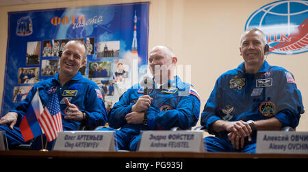 Expedition 55 prime Besatzungsmitglieder Ricky Arnold von NASA, Links, Oleg Artemyev von Roskosmos, Mitte, und Drew Feustel der NASA, Recht, sind, die sich in der Quarantäne gesehen, hinter Glas, während einer Pressekonferenz, Dienstag, 20. März 2018 der Kosmonaut Hotel in Baikonur, Kasachstan. Expedition 55 Sojus Commander Oleg Artemyev von Roskosmos, Ricky Arnold und Drew Feustel der NASA sind geplant, um die Internationale Raumstation an Bord der Sojus MS-08 Raumfahrzeugs auf Mittwoch, März, 21 zu starten. Stockfoto