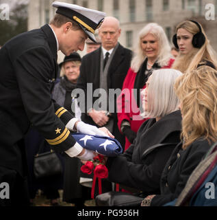Die Fahne, die Schatulle der ehemalige Kapitän der NASA-Astronaut Bruce McCandless II drapiert, USN (Ret.) ist zu seiner Frau Ellen Schilde McCandless während seiner Beisetzung, Dienstag, Januar 16, 2018 an der United States Naval Academy in Annapolis, Maryland, vorgestellt. Stockfoto