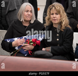 Ellen Schilde McCandless, Frau des ehemaligen Kapitän der NASA-Astronaut Bruce McCandless II, USN (Ret.), Links, wird während ihres Mannes interment Service, Dienstag, Januar 16, 2018 an der United States Naval Academy in Annapolis, Maryland, gesehen. Stockfoto