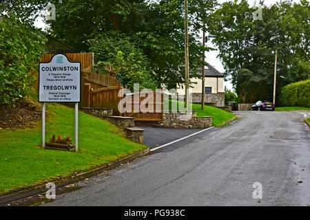 Die zweisprachigen Ortsschild auf dem Weg in die hübschen kleinen Dorf in der Nähe von Colwinston Cowbridge, in das Tal von Glamorgan, Wales Stockfoto