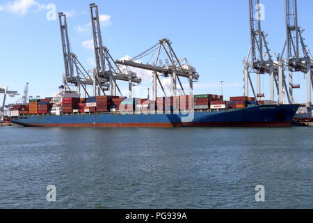 Das containerschiff Shanghai Händler wird am 13. Juli geladen werden, 2018 die im Hafen von Rotterdam. Stockfoto