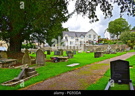 Colwinston ist ein hübsches kleines Dorf im Tal von Glamorgan nr Cowbridge, S. Wales. Das ist der Weg der Kirche durch den Friedhof. Stockfoto