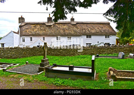 Colwinston ist ein hübsches kleines Dorf im Tal von Glamorgan nr Cowbridge, S. Wales. Das reetgedeckte Haus ist von der Kirche aus gesehen Stockfoto