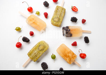 Bild von oben von gefrorenem Obst Eis, Stachelbeere, Black, Cherry Stockfoto