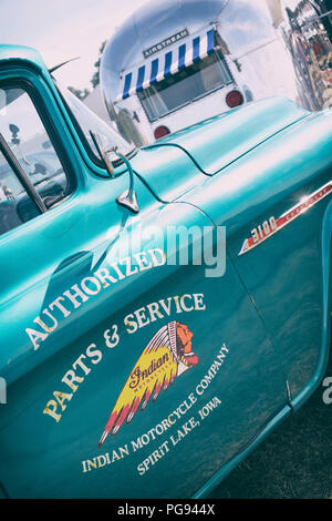 Vintage Chevrolet 3100 Pickup Truck mit einem Airstream Wohnwagen auf einen Vintage Retro Festival. Großbritannien Stockfoto