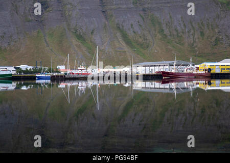 Spiegelungen im Wasser in der Stadt Isafjordur in der westlichen Fjorde Islands. Stockfoto